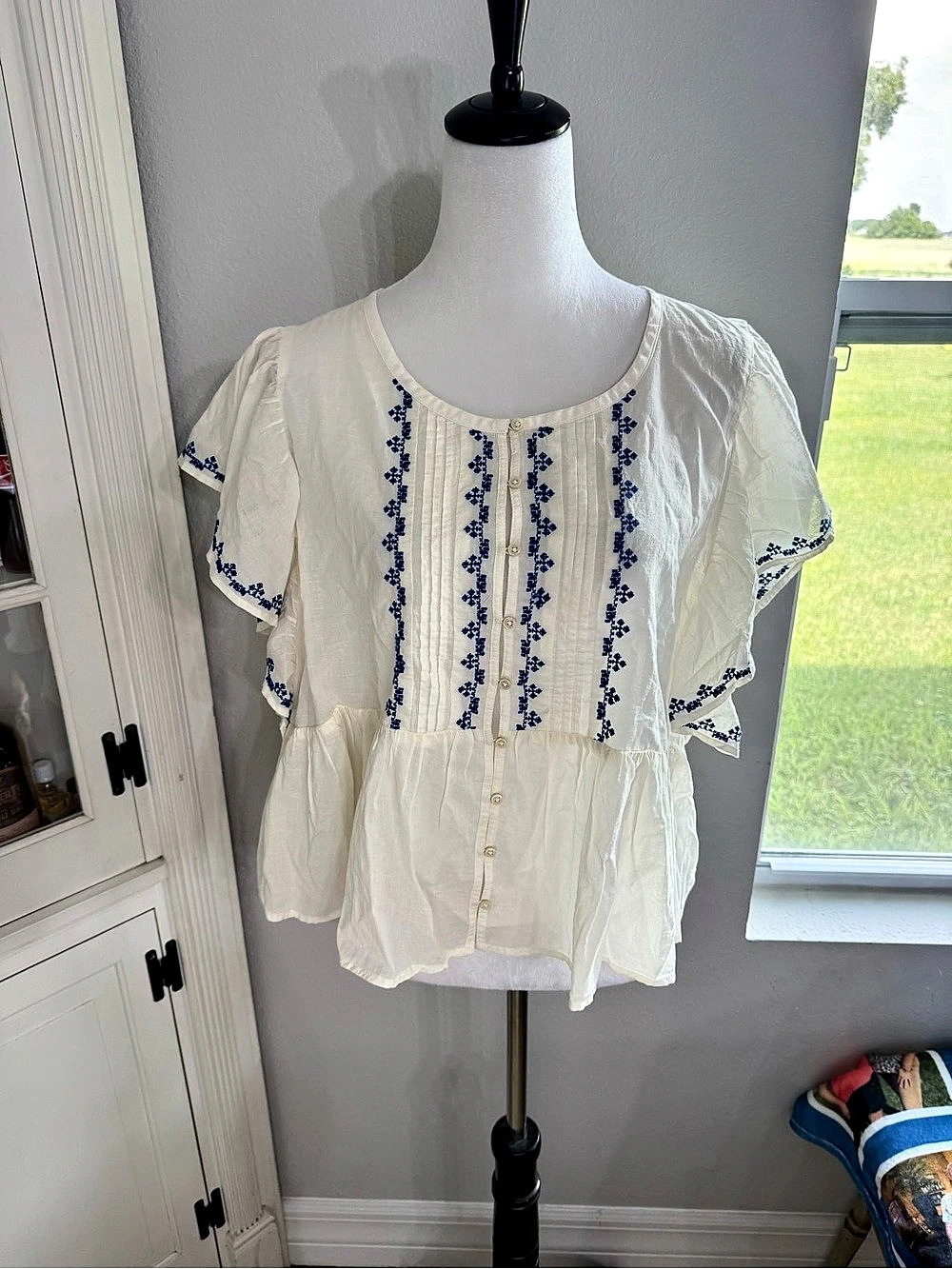 American Eagle Embroidered Blouse in White & Blue Size XL- like new